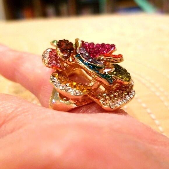 AUSTRIAN CRYSTALS IN THIS GORGEOUS RING!!! - Picture 3 of 8